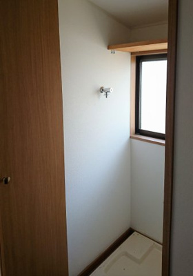 【その他共用部分】 | 三鷹市井口５丁目テラスハウス | 洗濯機は室内置きです。普段はドアを閉めておけるので、来客がきてもすっきり保てます。洗濯機上部に棚があるので、洗剤などの収納にも便利です。/三鷹市 ２ＬＤＫ テラスハウス