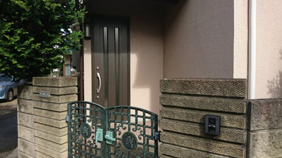 【周辺】 | 三鷹市井口５丁目テラスハウス | 庭という広さではありませんが、門の周囲に自転車などを置いておくこともできます。/三鷹市 ２ＬＤＫ テラスハウス