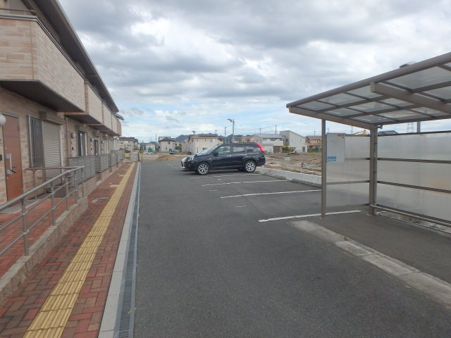 サニーフラット飾東の駐車場