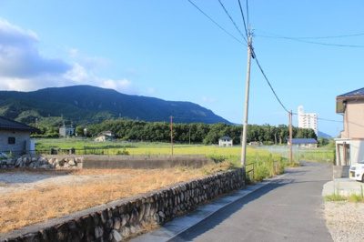 【前面道路含む現地写真】 | 大津市南小松78-5 モデルハウス戸建 | 前面道路から比良山系の景観