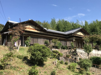 【外観】 | 高台に望む純和風木造住宅です。