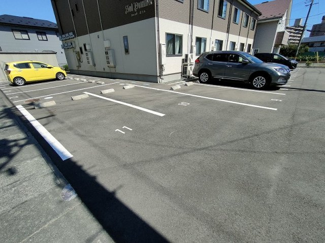 シュッドポミエの駐車場