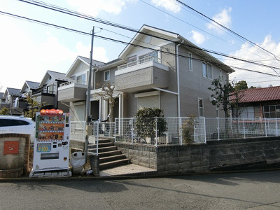 【外観】 | サンテラスヴィラ新百合8 | ペットOK♪小田急線「百合ヶ丘」駅より徒歩圏内！コンビニが近くて便利な立地のテラスハウスです☆