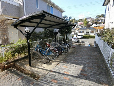 【その他共用部分】 | サンテラスヴィラ新百合8 | 屋根付きの駐輪場があるので雨が降っても安心です☆駅から自転車もおすすめです！