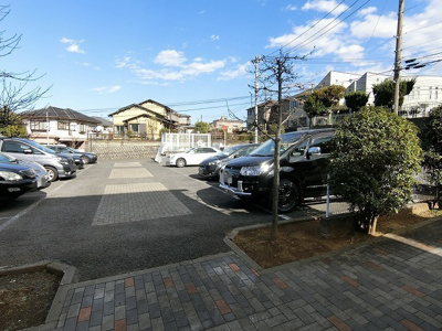 【駐車場】 | サンテラスヴィラ新百合8 | いつでも目の届く敷地内に駐車場があります♪お車をお持ちのファミリーさんにオススメです☆