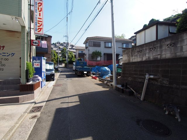 保土ヶ谷区初音ケ丘全２棟　新築戸建の前面道路含む現地写真