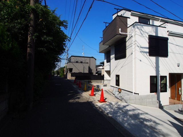保土ヶ谷区西久保町全２棟　新築戸建ての前面道路含む現地写真