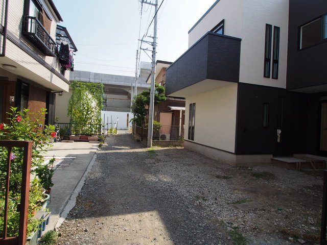 保土ヶ谷区星川１丁目　新築戸建ての前面道路含む現地写真