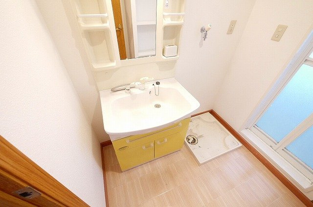 パインツリーヒルズ清の洗面所|広い洗面スペースです
