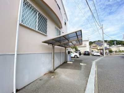 【その他共用部分】 | ブランシェⅠ | 屋根付きの駐輪場があるので雨が降っても安心ですね☆荷物が重いときに自転車があれば助かりますね！