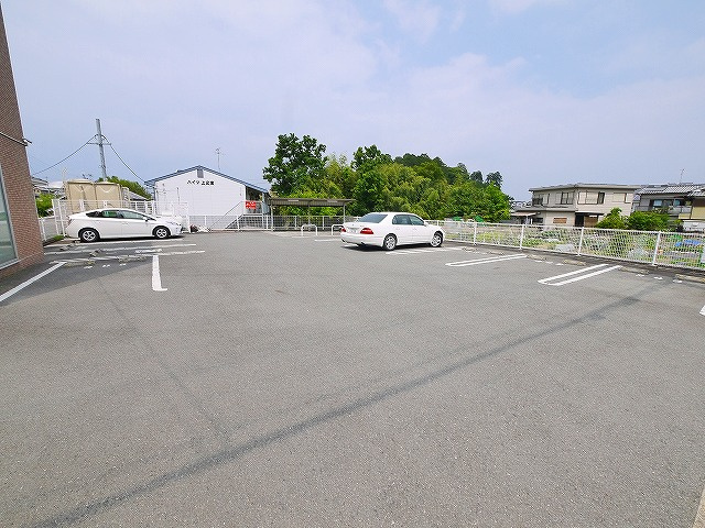ガーデンパレスⅡの駐車場|駐車場に車を止められます