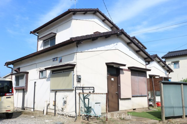 井野古谷邸（左）の外観