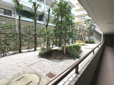 【その他共用部分】 | シェトワ代々木 | エントランスを抜けた玄関前には、しっかり管理されている中庭が広がっていて自然を感じられます♪