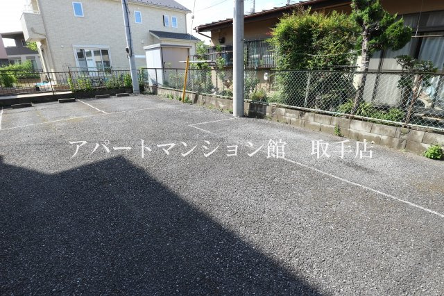 ロキシーウェルドの駐車場