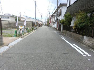 【前面道路含む現地写真】 | 高槻市京口町　新築戸建て | 【現地写真】
前面道路幅員：5.5ｍ
