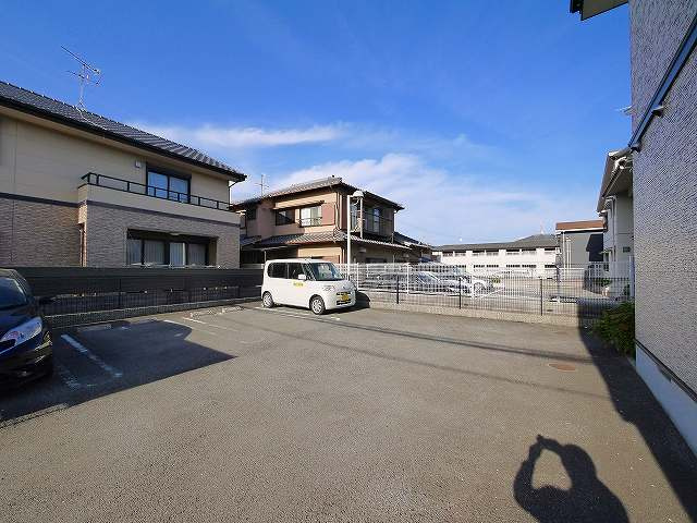 クイーンズパレスの駐車場|車をお持ちの方に嬉しい駐車場付きの物件です