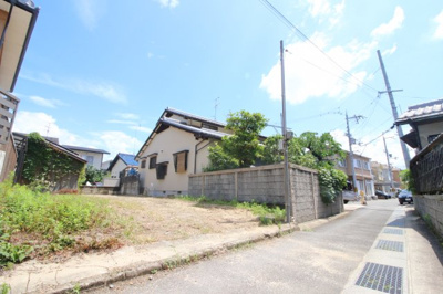【前面道路含む現地写真】 | 八幡市八幡山路　新築戸建 | 夏は、涼しく・冬は暖かい！雨の日も！天候に左右されず、のんびり遊べる室内遊園地《Kid's US.LAND ファミレ八幡店》が近くにあるので、お子様がいらっしゃるご家庭は助かりますね。