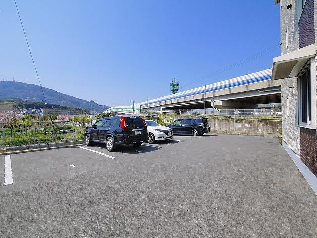 サンモールⅢの駐車場|駐車場に車を止められます