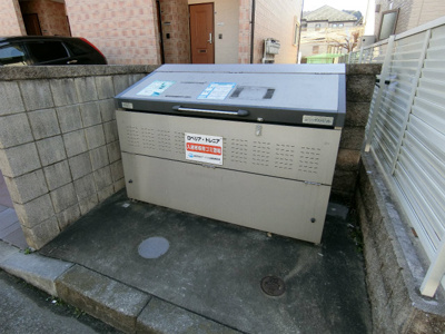 【その他共用部分】 | ロベリア | 敷地内ごみ置き場でごみ出しもらくらく～♪忙しい社会人さんや主婦さんにもうってつけ！