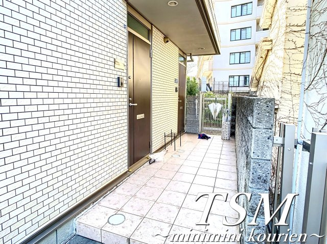 ゼフィランサスのエントランス|玄関前廊下