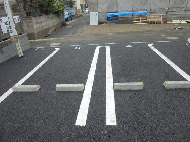 グレース八幡の駐車場