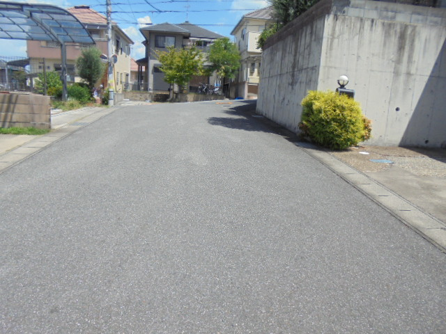 橿原市五条野町　中古戸建の前面道路含む現地写真