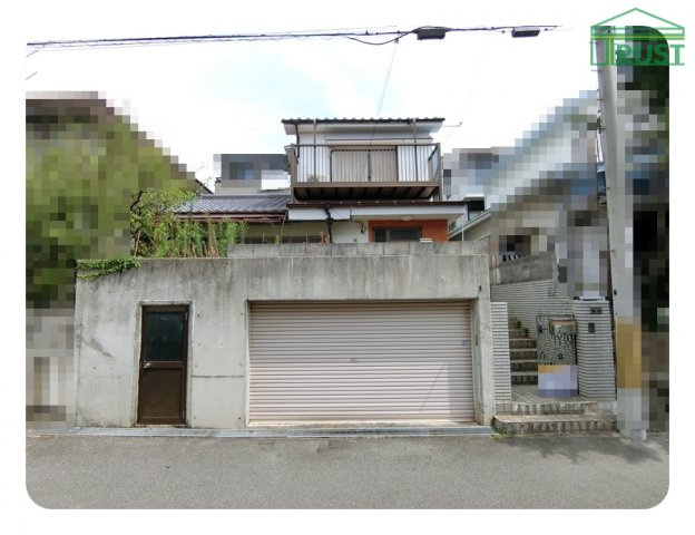 魚住町金ケ崎中古戸建ての外観|掘り込み車庫付き戸建てです