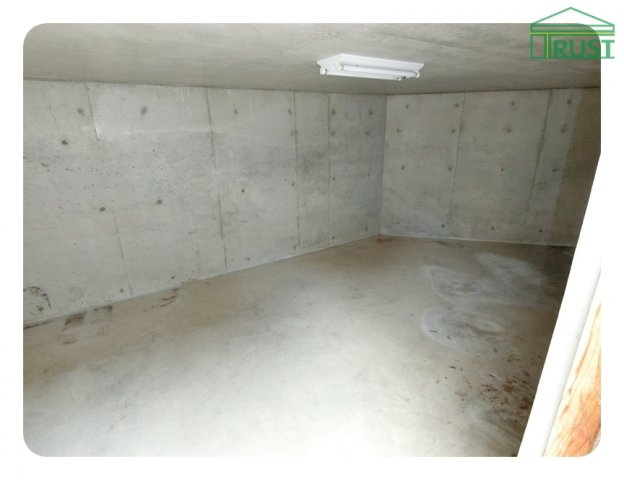 魚住町金ケ崎中古戸建ての駐車場|掘り込み車庫は１台分　高さは180CmまでOK