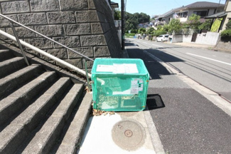 【その他共用部分】 | ホープ小机　　　階段を降りれば、ゴミ置き場もあります。