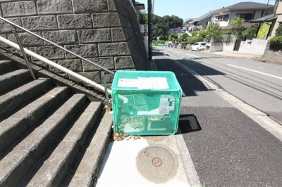 【その他共用部分】 | ホープ小机 | ホープ小机　　　階段を降りれば、ゴミ置き場もあります。