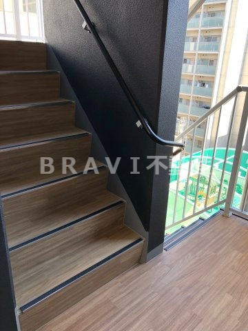 C.COLOR南新町（シーカラーミナミシンマチ）　BRAVI不動産のその他共用部分|【C.COLOR南新町】階段