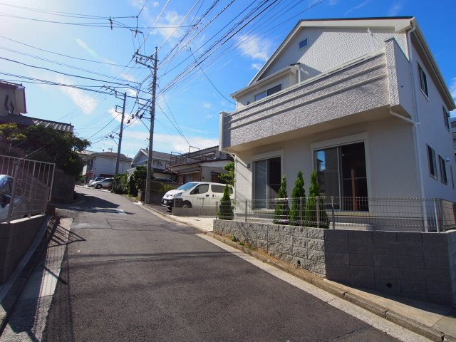 保土ヶ谷区上菅田町　新築戸建ての前面道路含む現地写真