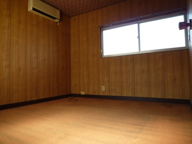 浅口市金光町占見　中古戸建ての洋室