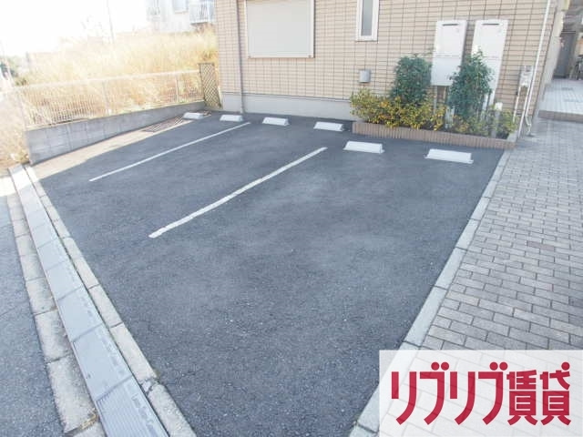 スリーグレイスの駐車場