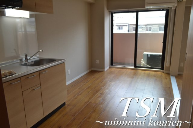 Ｌａｒｇｏ初町の居間・リビング|7.5帖のダイイングキッチン