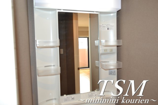 Ｌａｒｇｏ初町の独立洗面台|収納付きのミラー