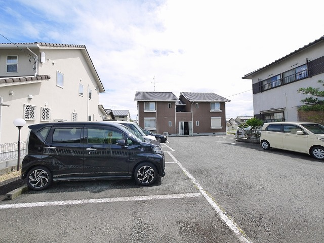 ホームライフ平松の駐車場