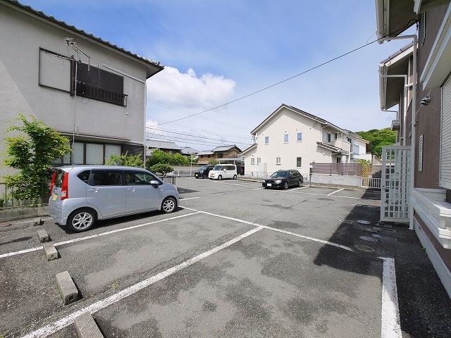 ホームライフ平松の駐車場