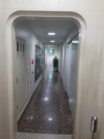 ほうらいやビルのエントランス