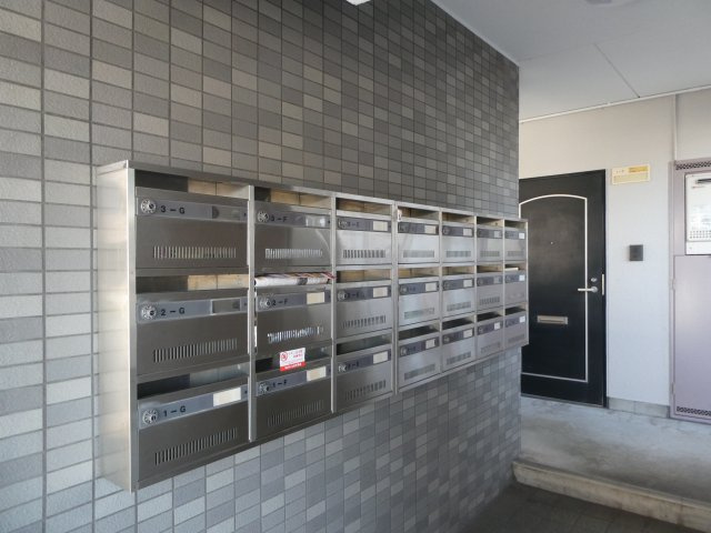 フォーレストGKのエントランス|集合ポスト