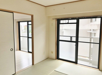 【和室】 | グランシャリオ久地 | 南向き和室6帖☆バルコニーに繋がる和室です！赤ちゃんのごろごろやハイハイはやっぱり和室がよかったりします♪