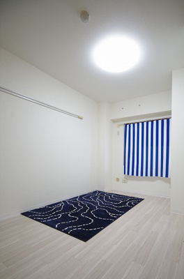 【洋室】 | グランシャリオ久地 | 洋室5.5帖☆玄関から入って右側にあるお部屋です♪ベッドを置いて寝室にするのもオススメです☆壁にはピクチャーレールがあり、絵や写真が飾れます！