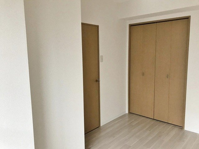 【寝室】 | グランシャリオ久地 | 洋室5.5帖☆クローゼットがあります♪お洋服の多い方もお部屋が片付いて快適に過ごせますね♪