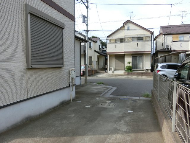 千葉市花見川区作新台５丁目　中古戸建　平成２０年建築　カースペース２台の駐車場|カースペース2台分