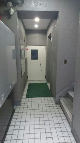 愛三ビルのエントランス