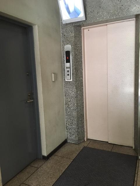 クロサワビルの玄関