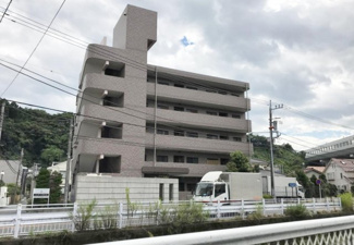 【外観】 | JR南武線「久地」駅より徒歩6分！便利な立地の鉄筋コンクリート造5階建てマンションです♪通勤通学はもちろん、お買い物やお出かけにもGood☆