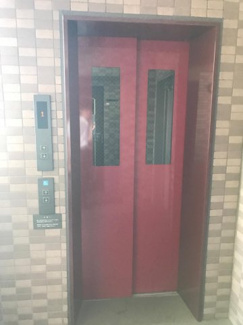 【エントランス】 | 2階までエレベーターでラクラク上がれます♪疲れた時や荷物の多いときにもエレベーターは嬉しい★
