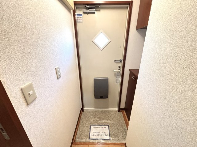 プラザコートの玄関|写真は同建物の別部屋を参考に掲載しております。