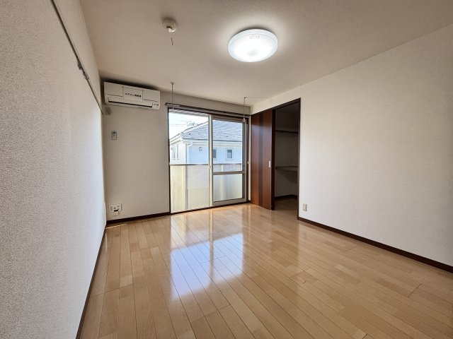プラザコートの居間・リビング|写真は同建物の別部屋を参考に掲載しております。